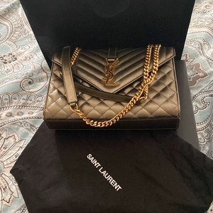 I am selling this beauty! I only used it 3 times. Perfect for any occasion.